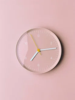 Horloge murale en métal rose 26,5cm - HAY