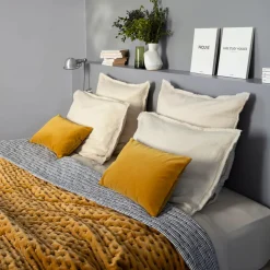 Housse de coussin rectangulaire en velours mat ocre 28x47cm Matia - Madura