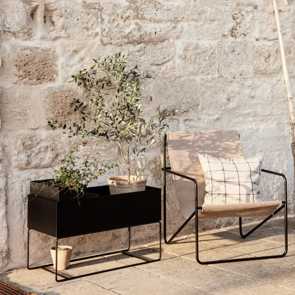 Jardinière avec pieds bas en métal beige Plant Box - Ferm Living