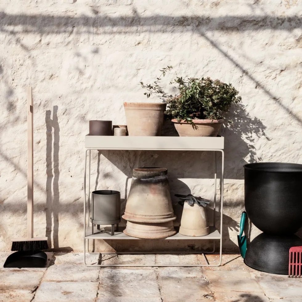 Jardinière sur pieds en métal beige - Ferm Living
