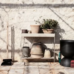Jardinière sur pieds en métal noir - Ferm Living