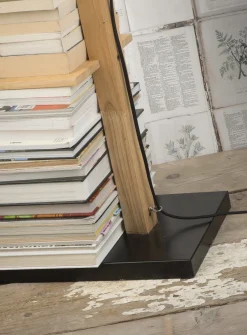 Lampadaire avec rangements pour livres en fer noir et bois 168cm Cambridge - It's about Romi