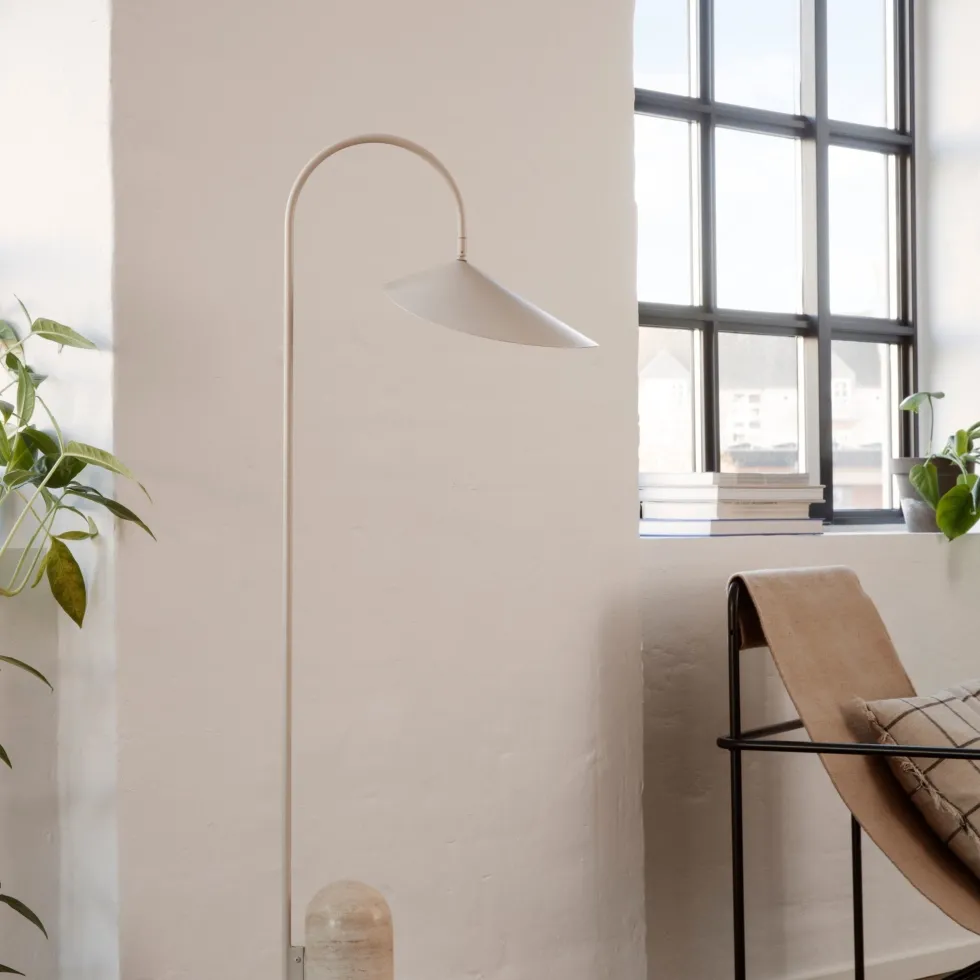 Lampadaire avec socle en marbre beige Arum - Ferm Living