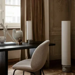 Lampadaire blanc base en marbre gris 80 cm Unbound - Gubi