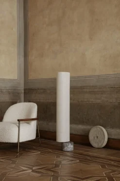 Lampadaire blanc base en marbre gris 80 cm Unbound - Gubi