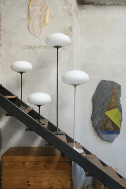 Lampadaire blanc base rouge foncé 110 cm Stemlite - Gubi