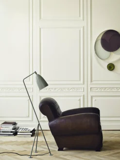 Lampadaire bleu poussièreux semi-mat Gräshoppa - Gubi