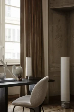 Lampadaire crème base en marbre gris 120 cm Unbound - Gubi