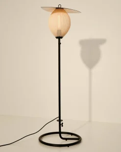 Lampadaire de jardin blanc crème et métal noir 128 cm Satellite - Gubi