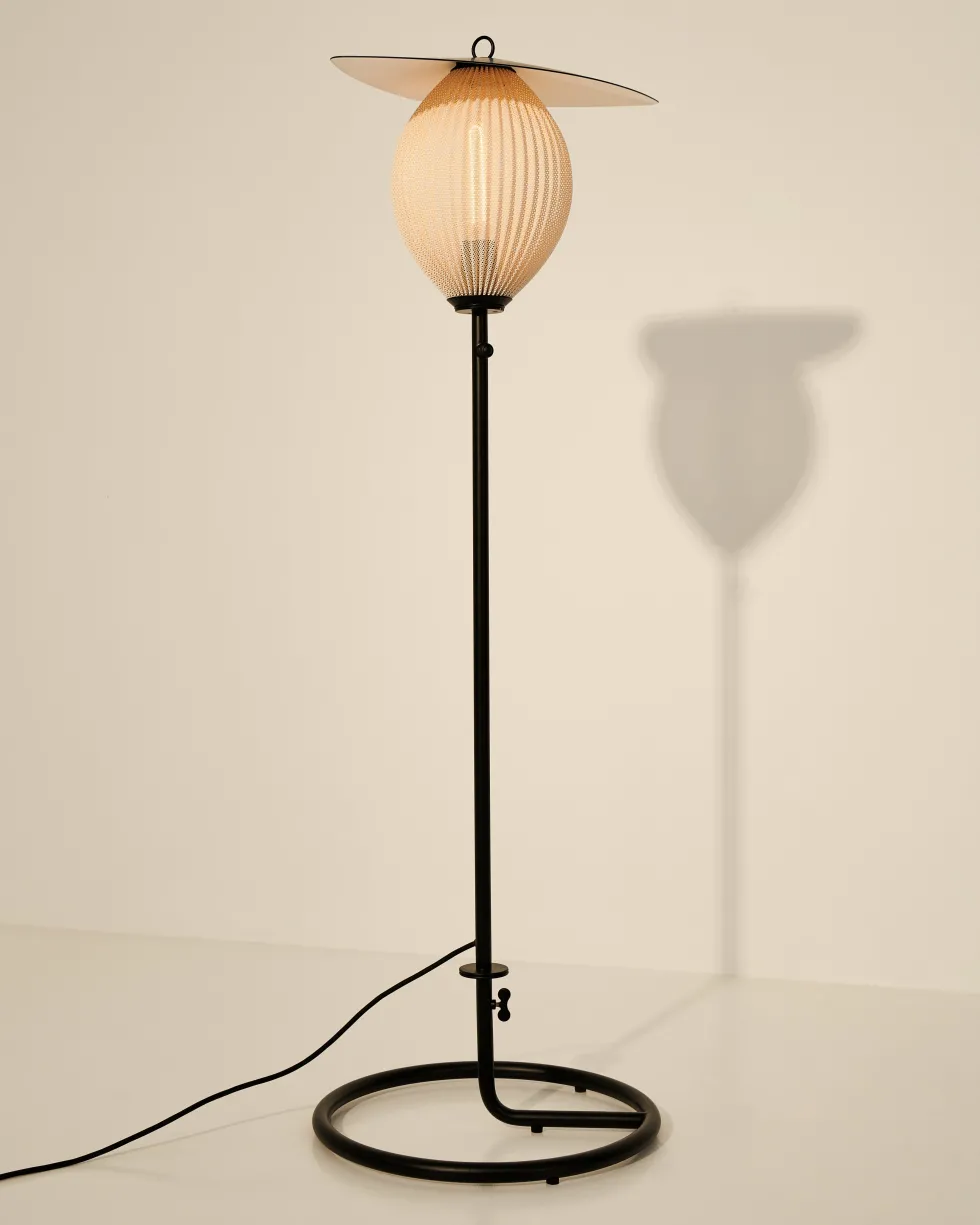 Lampadaire de jardin blanc crème et métal noir 128 cm Satellite - Gubi