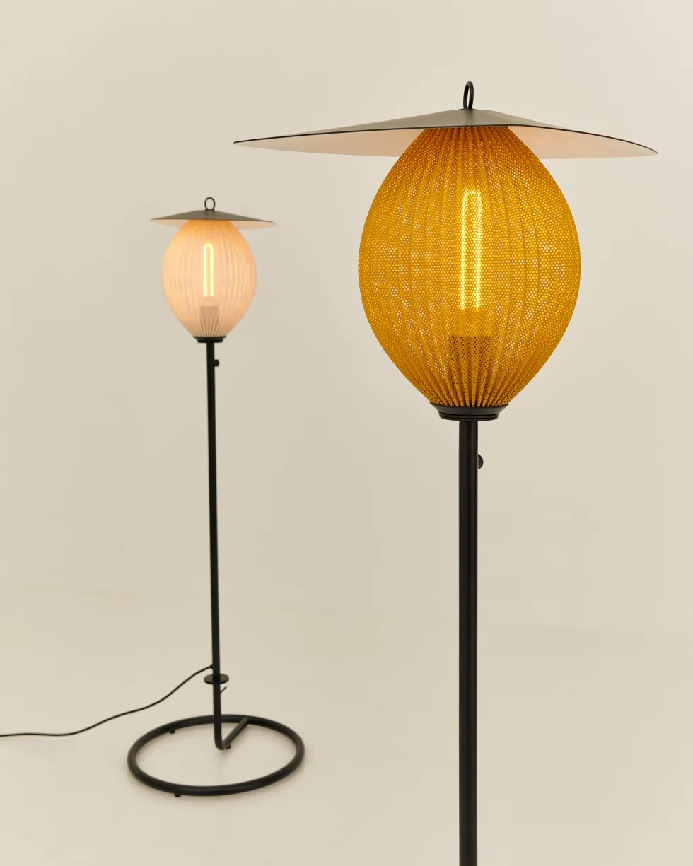 Lampadaire de jardin blanc crème et métal noir 128 cm Satellite - Gubi