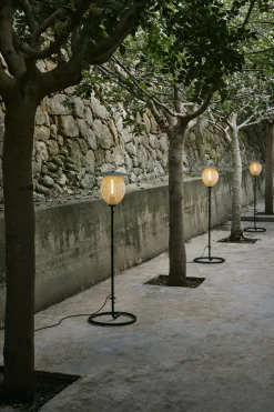 Lampadaire de jardin blanc crème et métal noir 128 cm Satellite - Gubi