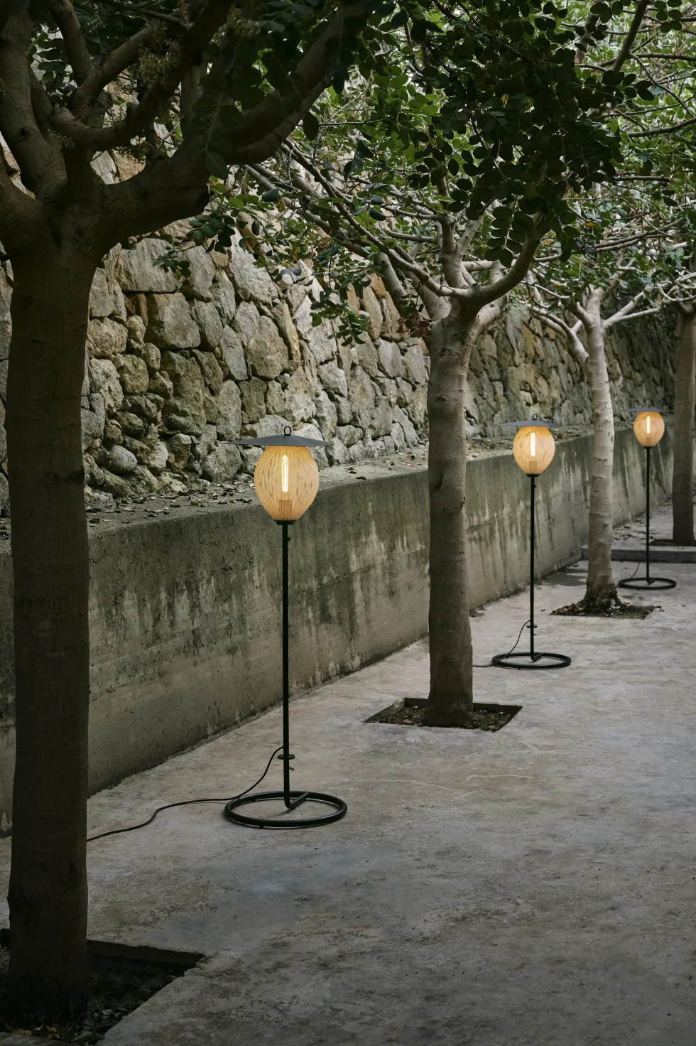 Lampadaire de jardin blanc crème et métal noir 128 cm Satellite - Gubi