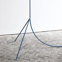 Lampadaire en acier bleu 120x100x190cm N° 1 - valerie_objects
