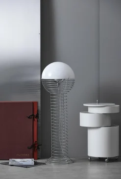 Lampadaire en acier chromé et plastique blanc Wire - Verpan