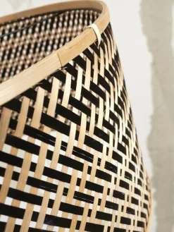 Lampadaire en bambou naturel avec abat-jour en bois noir et naturel 207x50 cm Java - Good & Mojo
