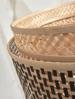 Lampadaire en bambou noir avec abat-jour en bois noir et naturel 150x25 cm Bhutan - Good & Mojo
