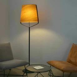 Lampadaire en bois et métal noir Stood - Faro Barcelona