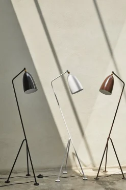 Lampadaire en métal blanc albâtre Gräshoppa - Gubi