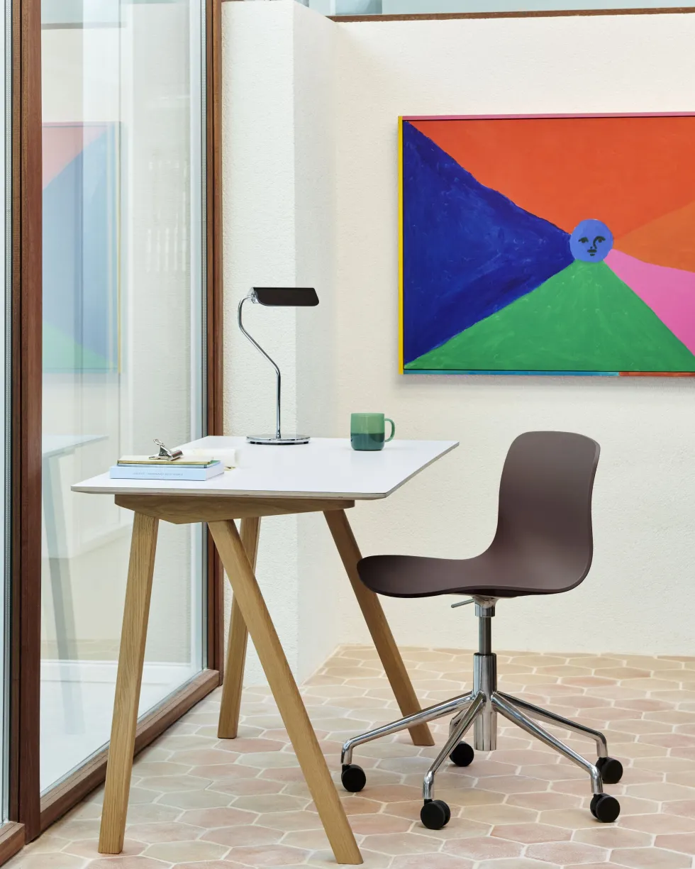 Lampe de bureau base incurvée noire Apex - HAY