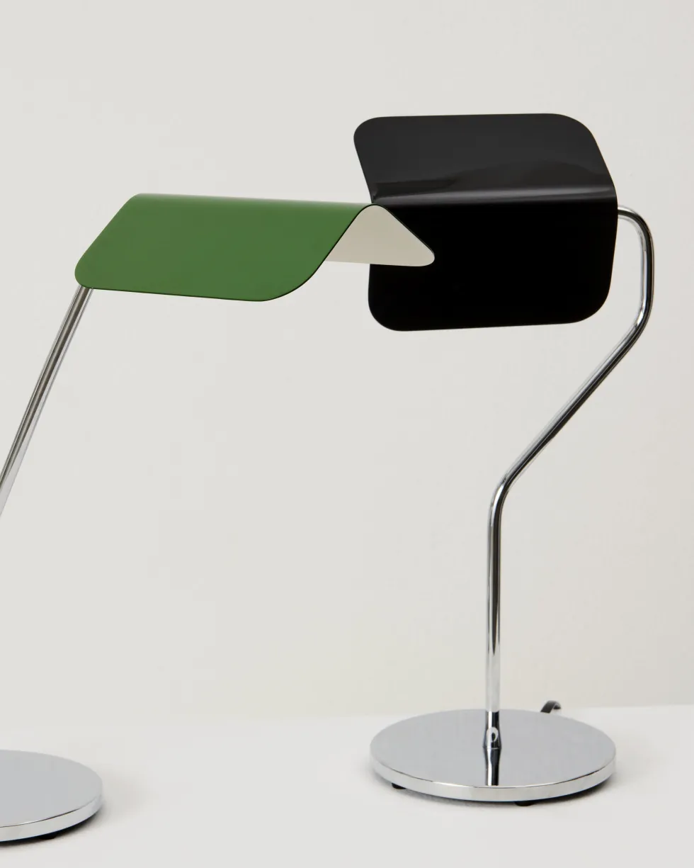 Lampe de bureau base incurvée noire Apex - HAY