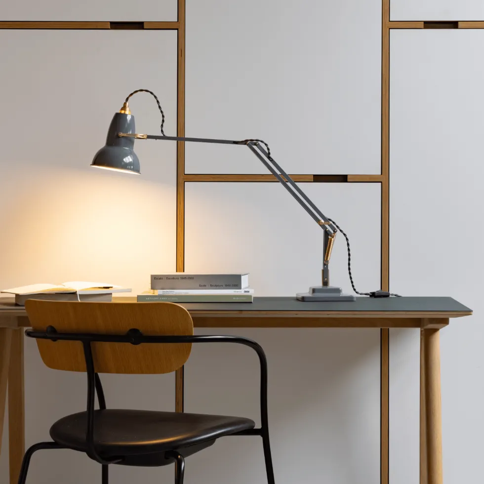 Lampe de bureau en aluminium grise éléphant et finition doré 72x90cm Original 1227 - Anglepoise