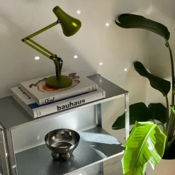Lampe de bureau en aluminium vert avocado Mini Mini 90 - Anglepoise