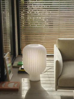 Lampe de sol en fibres naturelles blanc 59cm Strand - Muuto