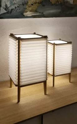Lampe de table en chêne avec abat-jour 26 x 26 x 47 cm Bee Hive - Le klint