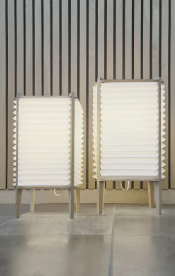 Lampe de table en chêne avec abat-jour 26 x 26 x 47 cm Bee Hive - Le klint