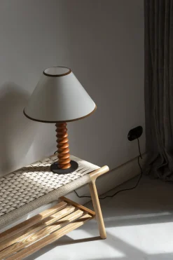 Lampe de table en chêne et abat-jour en tissu crème 30x64cm Horace - Dutchbone