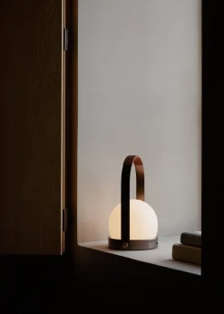 Lampe de table portable en verre et aluminium bronze 13,5x24,5cm Carrie - Audo