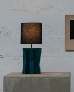 Lampe en céramique bleu et abat-jour en lin noir 25x25x61cm Yucca 1 - Serax