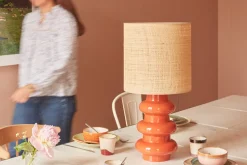 Lampe en céramique orange et abat-jour en raphia Luzia - The Cool Republic