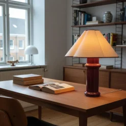 Lampe en céramique rouge porto brilant et abat-jour en coton Heath - Tala