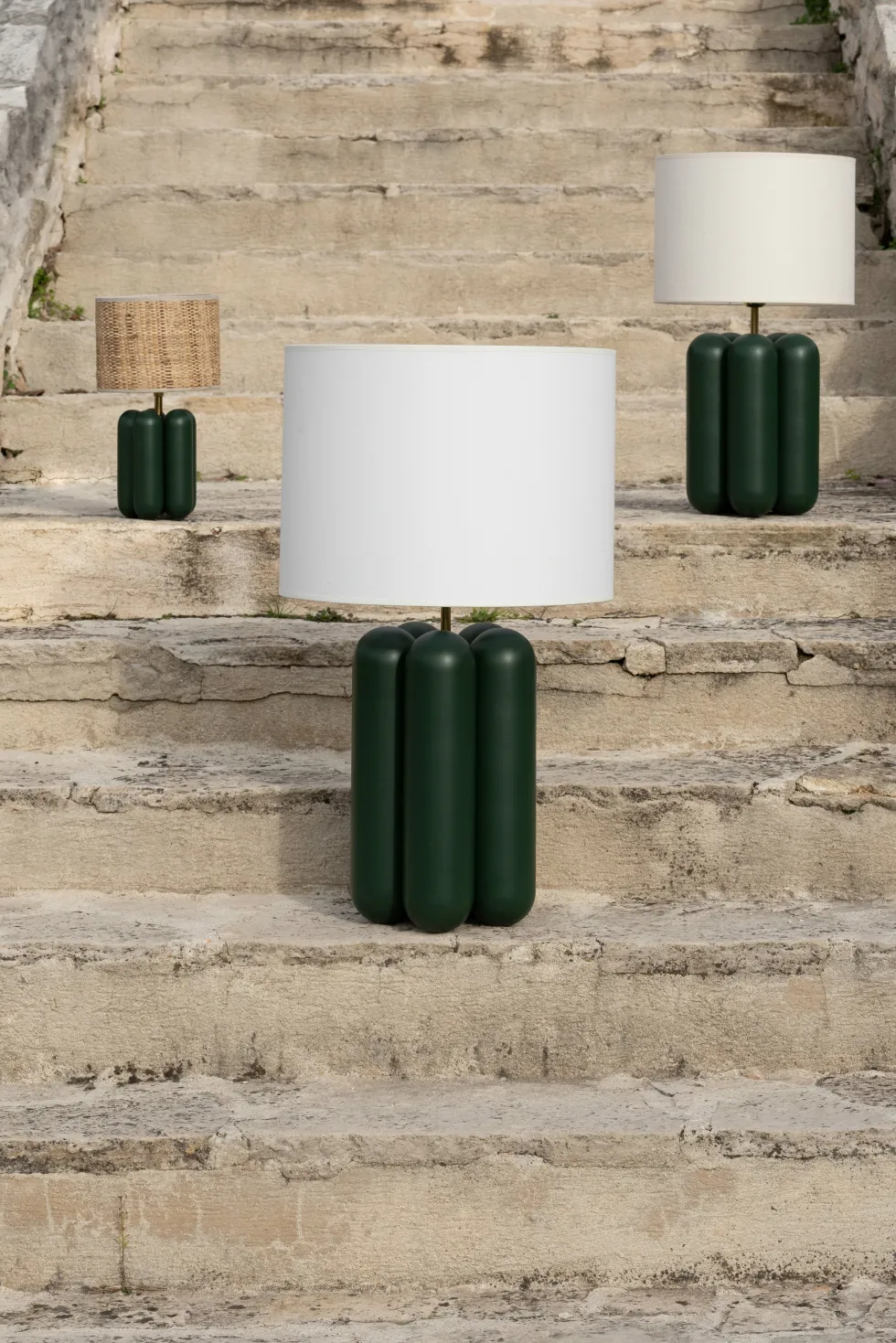 Lampe en hêtre vert et abat-jour en raphia 18 x 30 cm Charlotte - Cosin Paris