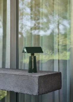 Lampe portable en acier vert forêt Caret MF1 - &tradition