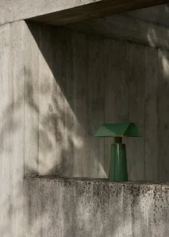 Lampe portable en acier vert forêt Caret MF1 - &tradition