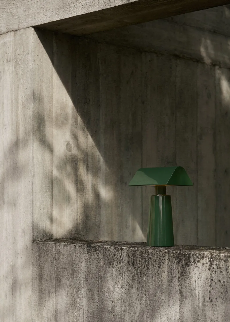 Lampe portable en acier vert forêt Caret MF1 - &tradition
