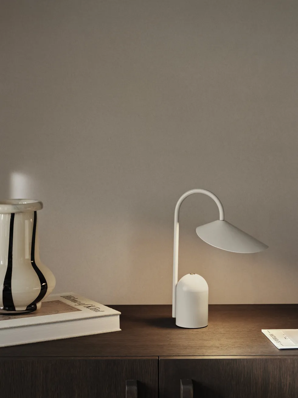 Lampe portable en aluminium blanc cachemire Arum - Ferm living