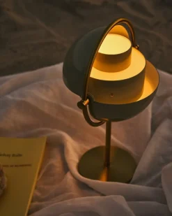 Lampe portable en laiton doré et métal gris pastel Multi-Lite - Gubi