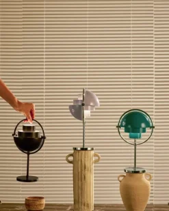 Lampe portable en laiton noir et métal noir Multi-Lite - Gubi