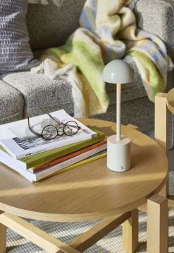 Lampe portable en métal beige Taten - Hübsch