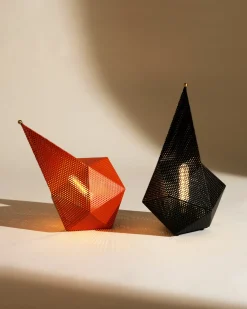 Lampe portable en métal perforé noir 18x18x36cm Bagdad - Gubi
