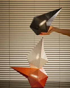 Lampe portable en métal perforé orange 18x18x36cm Bagdad - Gubi