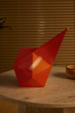 Lampe portable en métal perforé orange 18x18x36cm Bagdad - Gubi