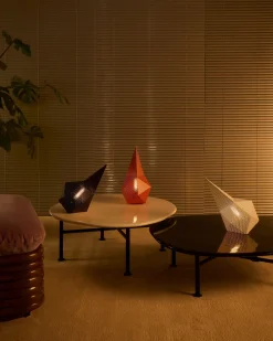 Lampe portable en métal perforé orange 18x18x36cm Bagdad - Gubi