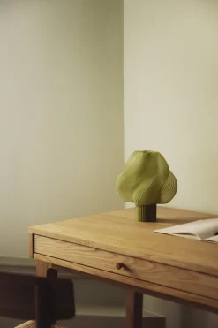 Lampe portable vert olive 23 cm Soft serve - Crème Atelier