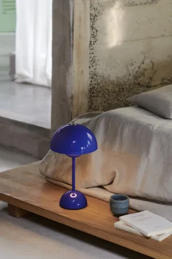 Lampe à poser sans fil cobalt blue Flowerpot VP9 - &tradition