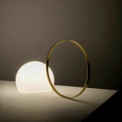 Lampe à poser sans fil dorée avec grand anneau Circ - Estiluz